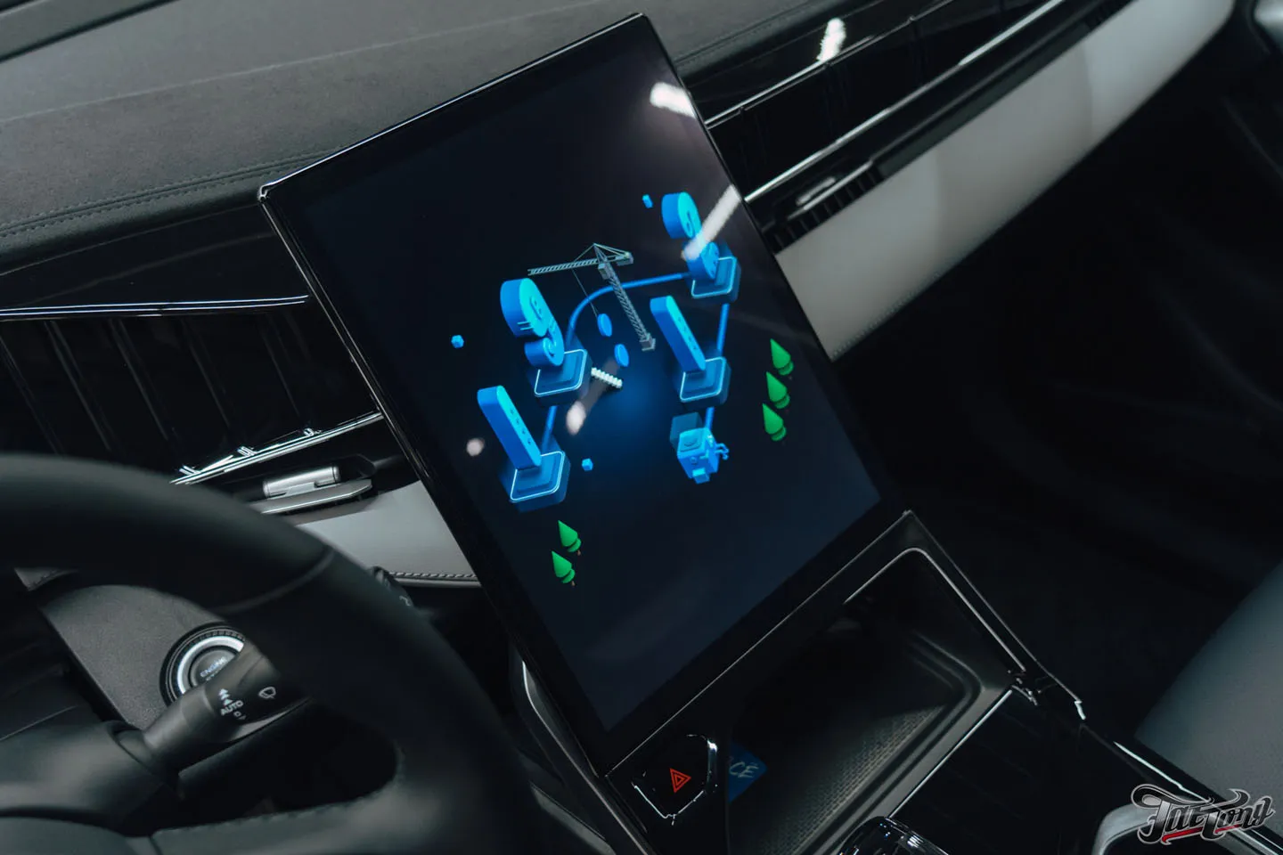 Подарок для будущей супруги: оклеили Geely Atlas матовым винилом, переднюю часть забронировали полиуретаном, добавили глянцевые наклейки + защита глянца в салоне, керамика пленки и кожи